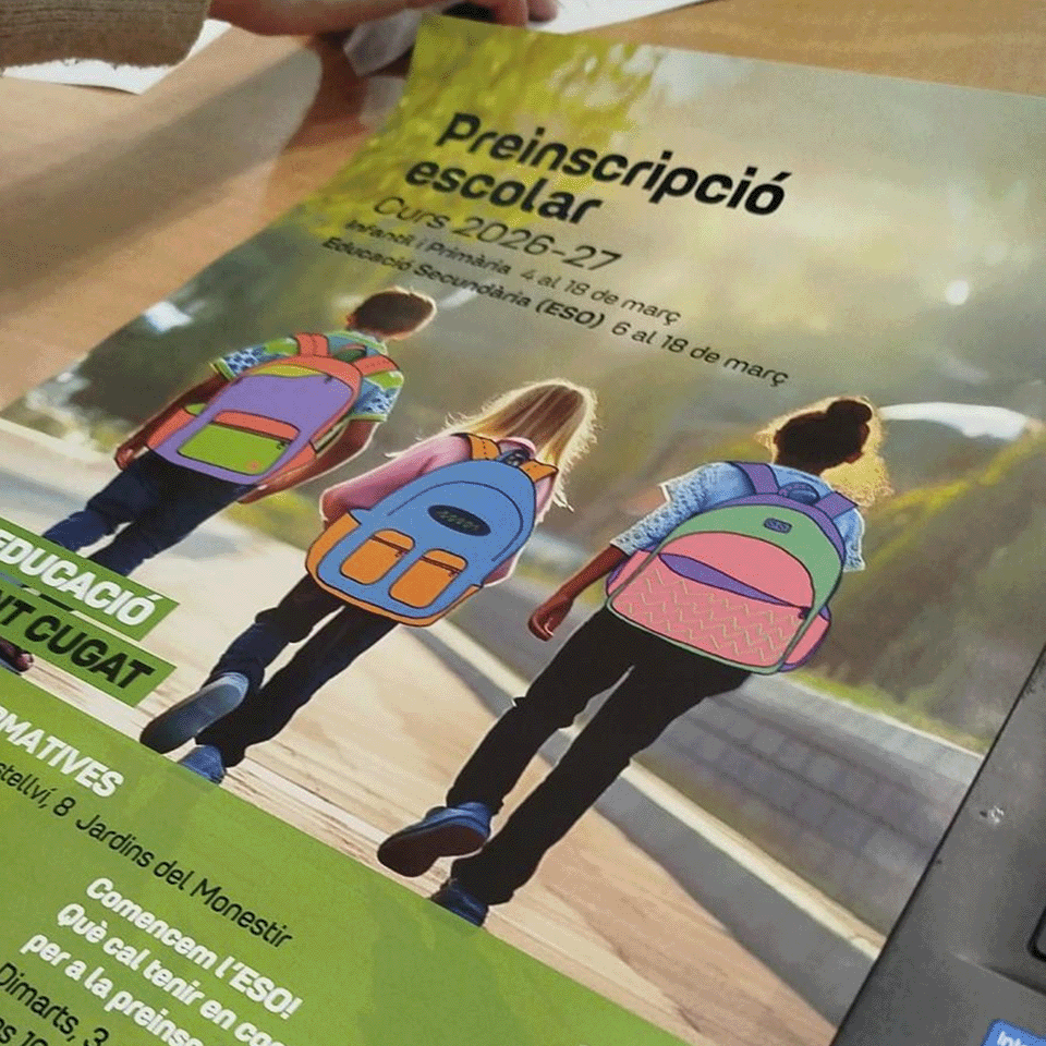 Imatge de campanya preinscripció escolar. 3 nens i nenes amb motxilles de colors anant a l'escola. Aplicació a cartells per xerrades